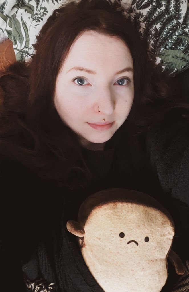 Selfie von Erbse mit einem Kuscheltier-Toast in der Hand.